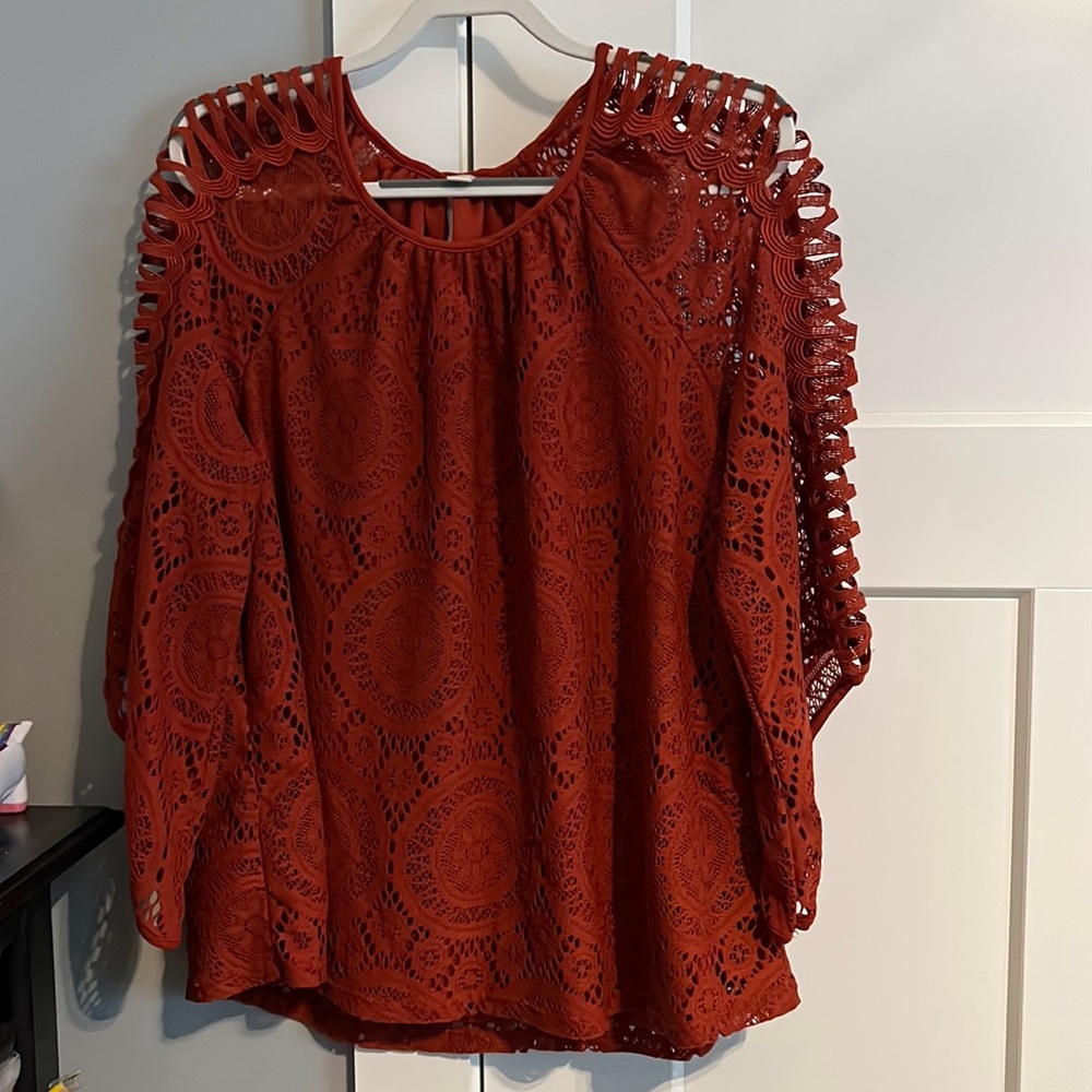 ❤️2 for 20. TECERA Blouse burnt orange lined lace blouse with open lace down arm